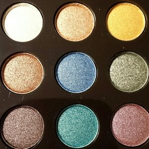 Mark. On the dot color eyeshadow compact